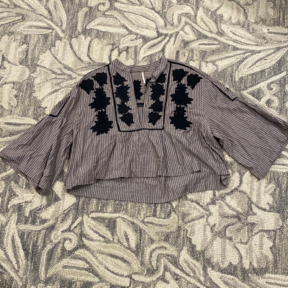 Free people crop shirt. Sooo cute